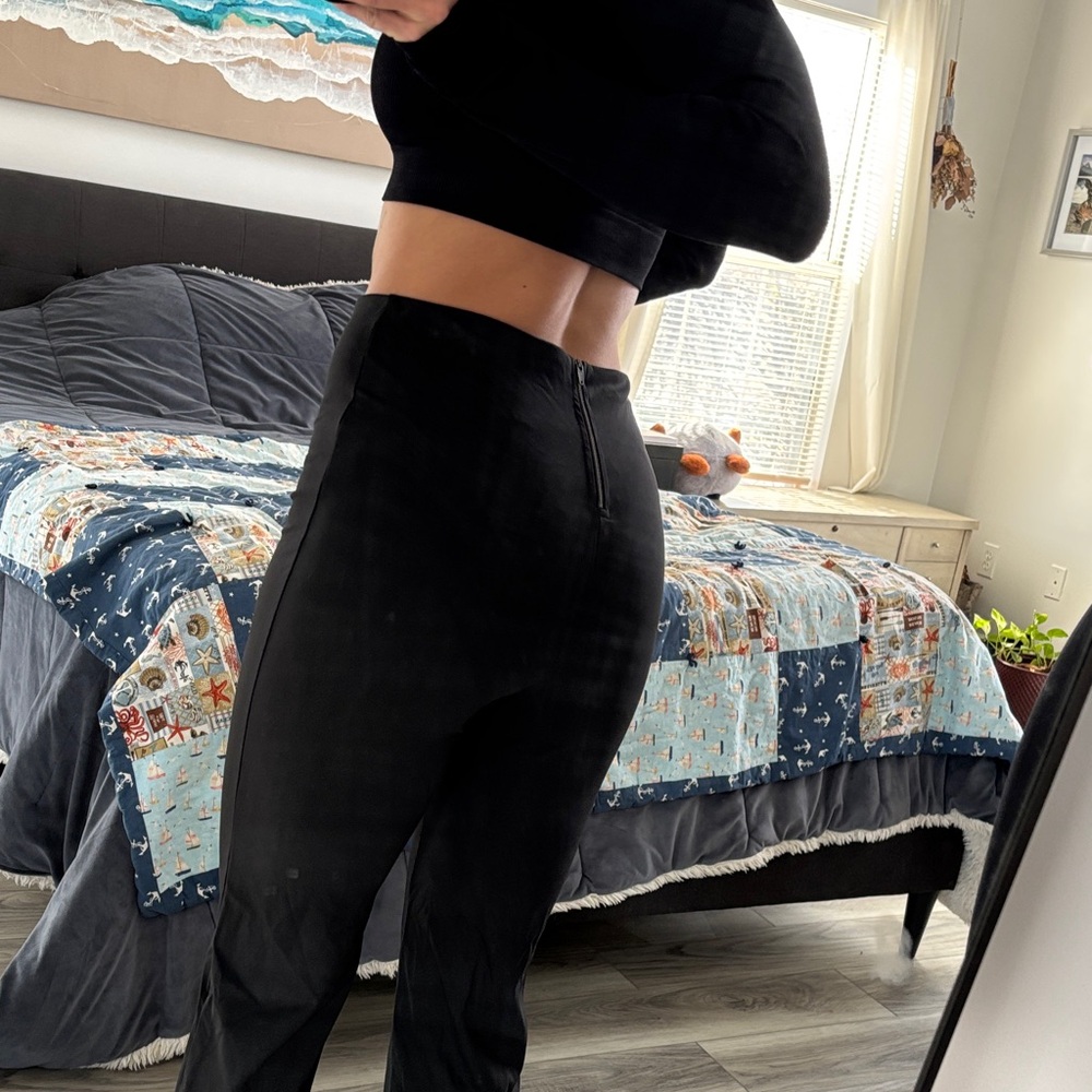 Victoria's Secret Black Cropped Pants - Picture 4 of 5